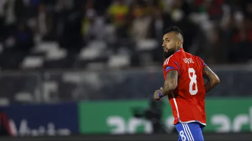 Arturo Vidal mira de lejos a la Roja.