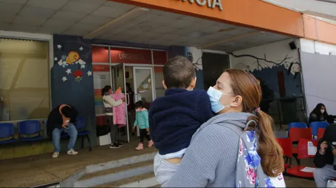 Santiago, 7 junio 2022. Niños y niñas llegan a la urgencia del hospital Luis Calvo Mackenna. Suben los contagios de influenza y Sincicial afectando a niños y tercera edad. Marcelo HernandezAton Chile