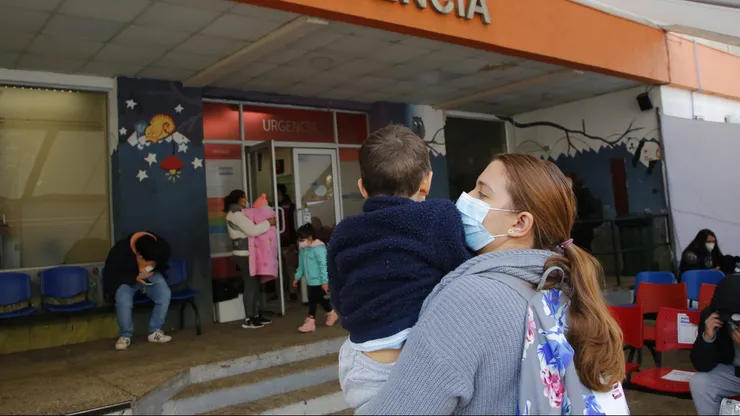 Santiago, 7 junio 2022. Niños y niñas llegan a la urgencia del hospital Luis Calvo Mackenna. Suben los contagios de influenza y Sincicial afectando a niños y tercera edad. Marcelo HernandezAton Chile