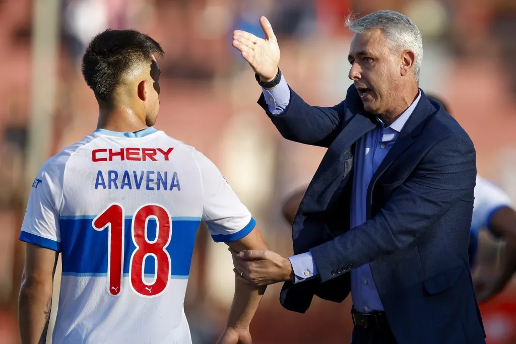 Tiago Nunes le da indicaciones a Alexander Aravena. (Andrés Piña/Photosport).