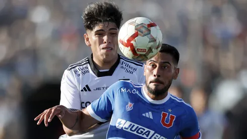 Emmanuel Ojeda intenta controlar un balón ante la marca de Carlos Palacios.