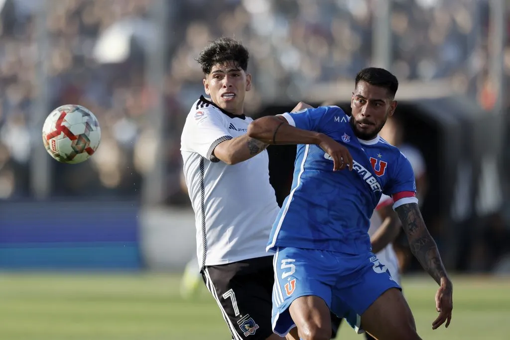 Emmanuel Ojeda lucha un balón con Carlos Palacios en el Superclásico que la U ganó en el Monumental. (Pepe Alvujar/Photosport).