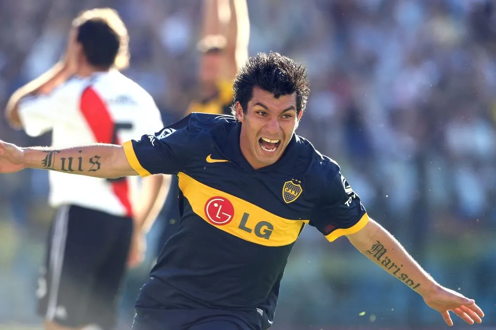 Gary Medel festeja uno de los dos goles que le convirtió a River Plate con Boca Juniors. (Photosport).