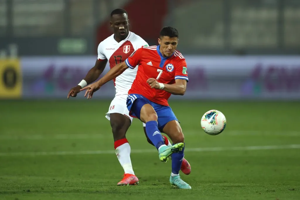 Luis Advíncula mira atento un remate de Alexis Sánchez. (Daniel Apuy/Getty Images).