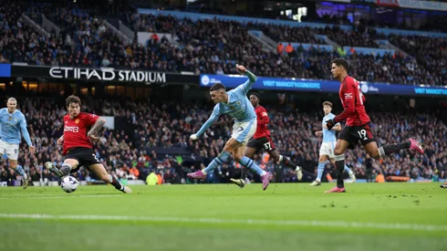 Phil Foden remata a portería en el clásico de Manchester.