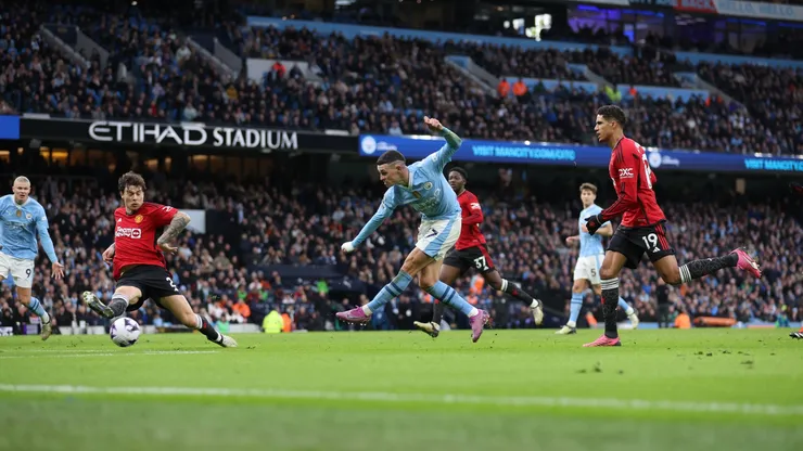 Phil Foden remata a portería en el clásico de Manchester.