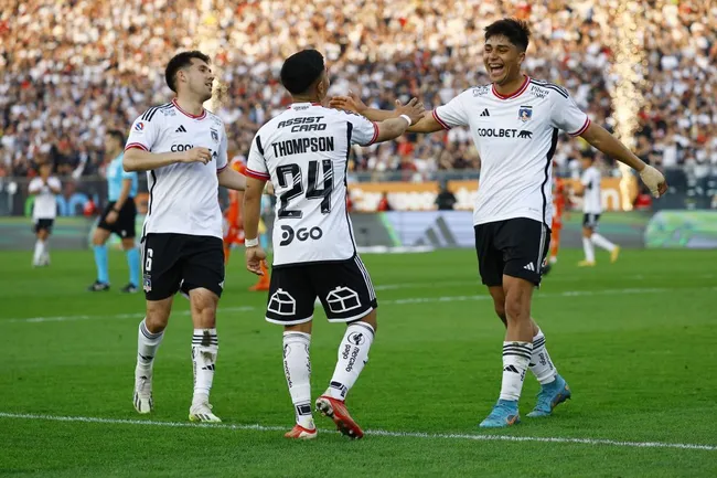 Jordhy Thompson celebra junto a Damián Pizarro. (Marcelo Hernandez/Photosport).