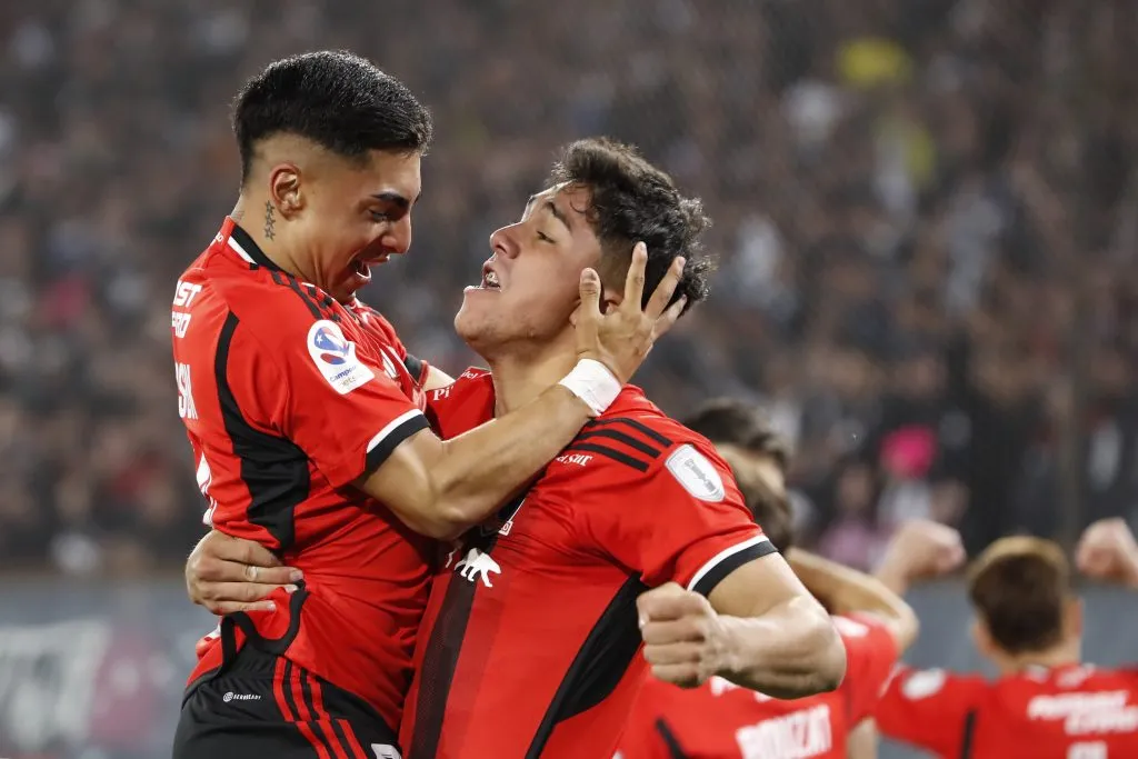 Jordhy Thompson se abraza con Damián Pizarro. (Felipe Zanca/Photosport).