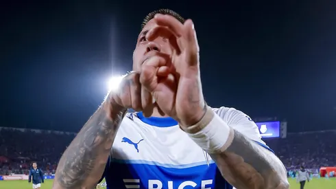 Listo para la foto de la Licencia de Conducir. Nico Castillo pasó el psicomotriz, por lo menos.