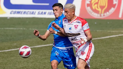 Los jugadores de Deportivo Copiapó y Audax Italiano pelean por el balón.