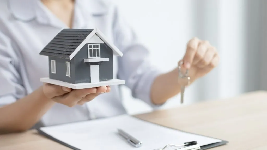 Una persona sostiene las llave de su casa nueva.