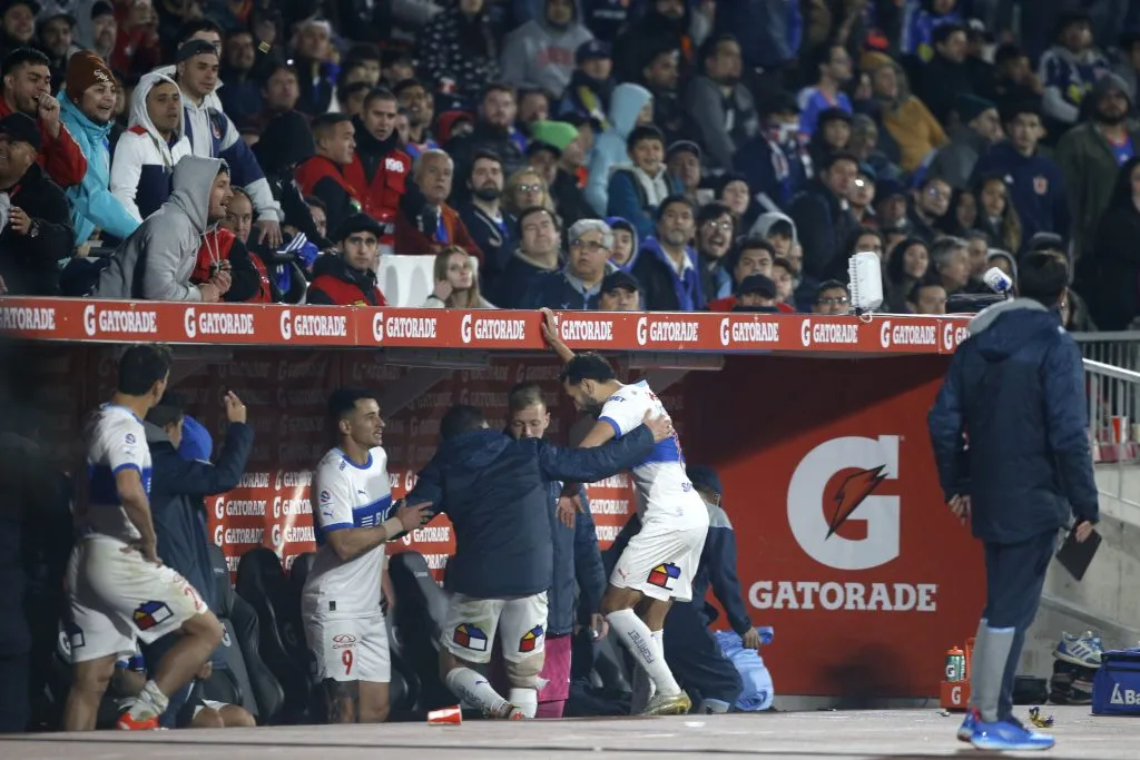 Los hinchas de Universidad de Chile también lanzaron varios objetos a la banca de la UC. | Foto: Photosport.