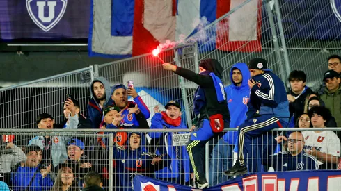 Se encendieron varias bengalas el pasado sábado en el Estadio Nacional.