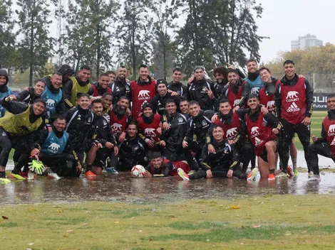 Colo Colo termina su práctica con piscinazo en la lluvia