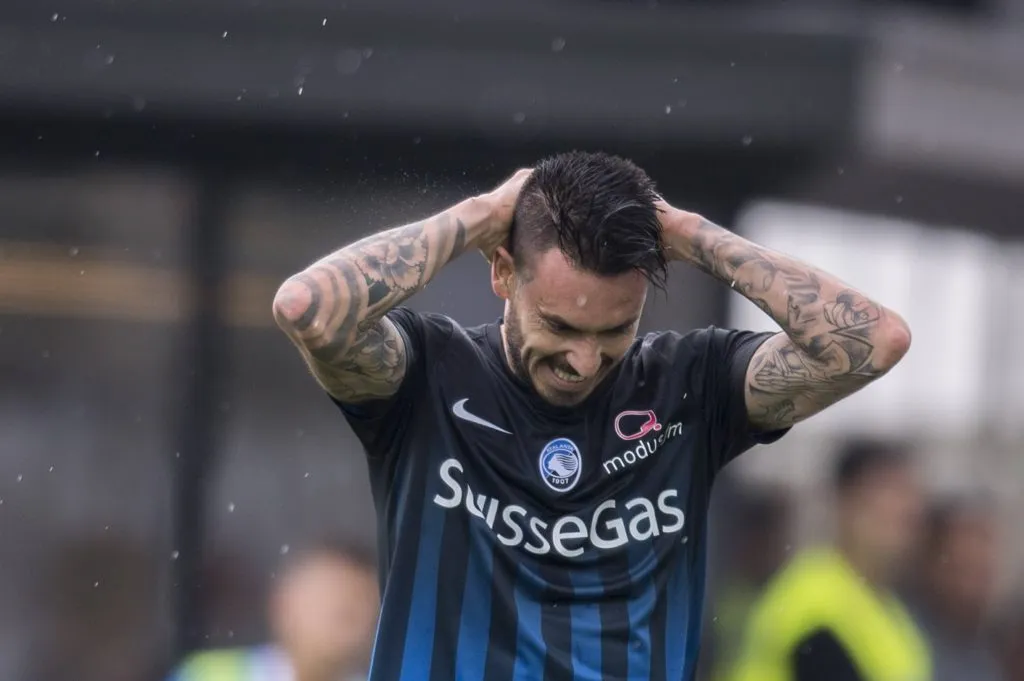 Una de las primeras medidas de Gian Piero Gasperini en su arribo al Atalanta fue sacar a Mauricio Pinilla. Foto: IMAGO.