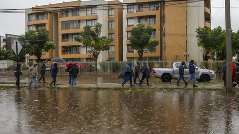Santiago, 22 mayo 2024. Inundacion en la comuna de Quilicura. El desborde de un canal afecta al barrio Lo Cruzat inundando casas y comercios.