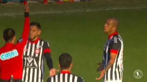 La roja a este experimentado mediocampista motivó una reacción destemplada.