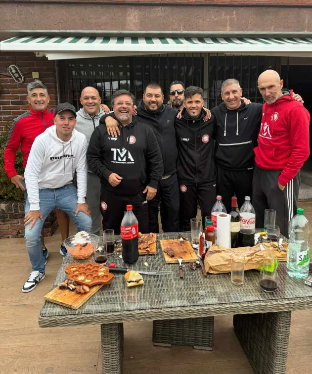 La fotografía del asado para despedir a Caruso Lombardi. (Martín Charquero).