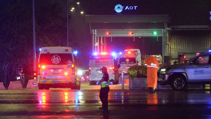 Ambulancias en el aeropuerto de Suvarnabhumi en Bangkok, Tailandia, el 21 de mayo de 2024, luego de las fuertes turbulencias en el vuelo SQ321 de Singapore Airlines.