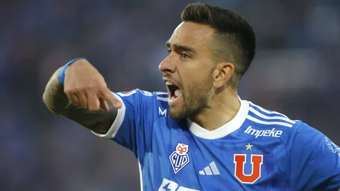 Matías Zaldivia da indicaciones en el Clásico Universitario 198.