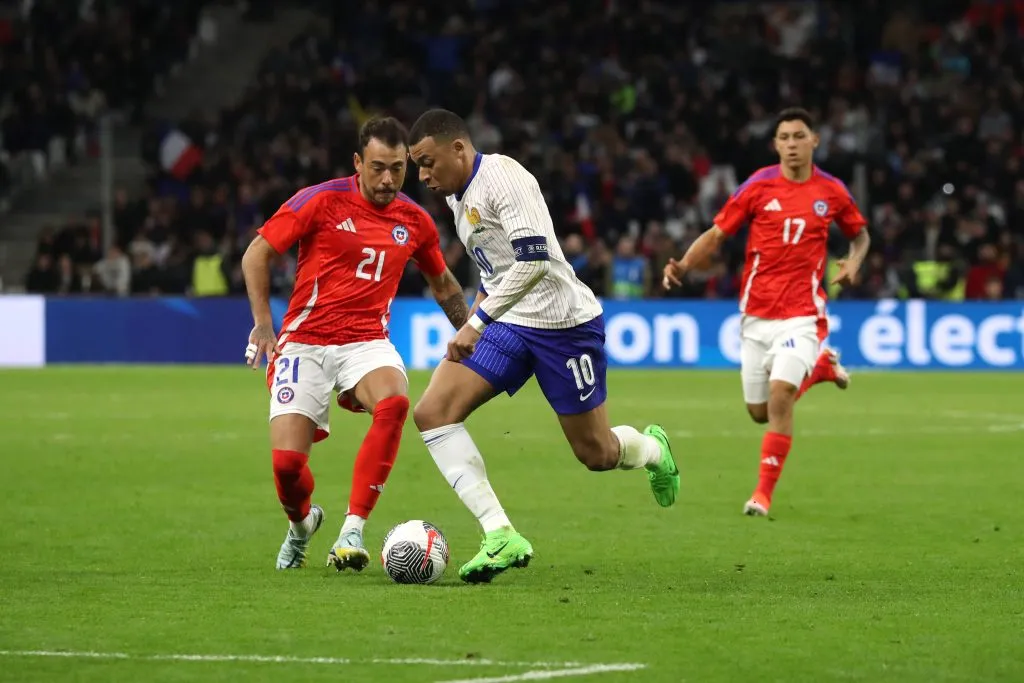 Matías Catalán ante Kylian Mbappé en la derrota de Chile ante Francia. (Manuel Blondeau | Imago).