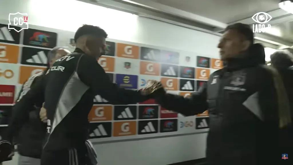 El encuentro de Paiva con Mosa camino al vestuario albo. (Foto: Lado B | Colo Colo).