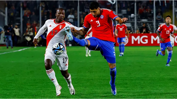 Luis Advíncula en riesgo de perderse la Copa América con Perú.