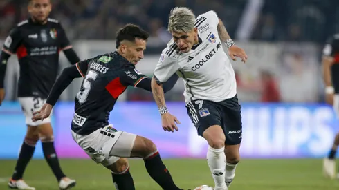 Carlos Palacios jugando por Colo Colo ante Palestino.
