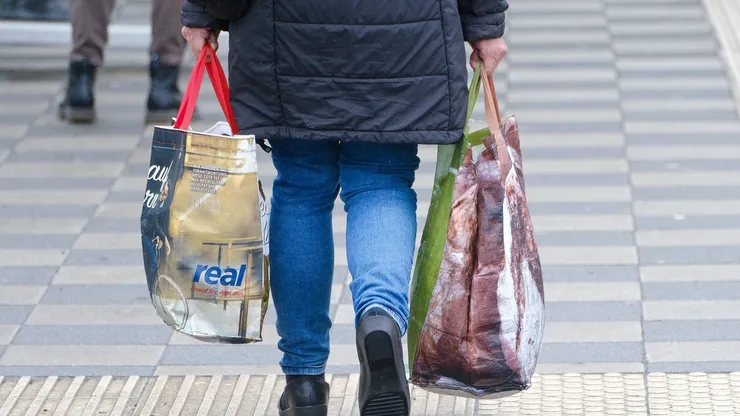 Persona realizando compras
