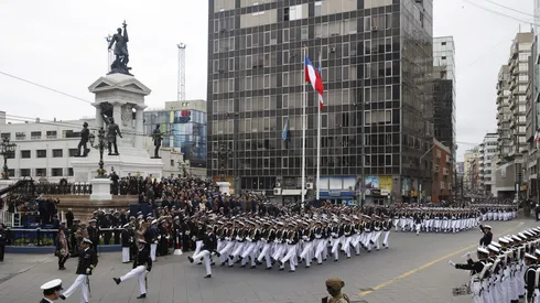 Desfile de las Glorias Navales en Plaza Sotomayor.