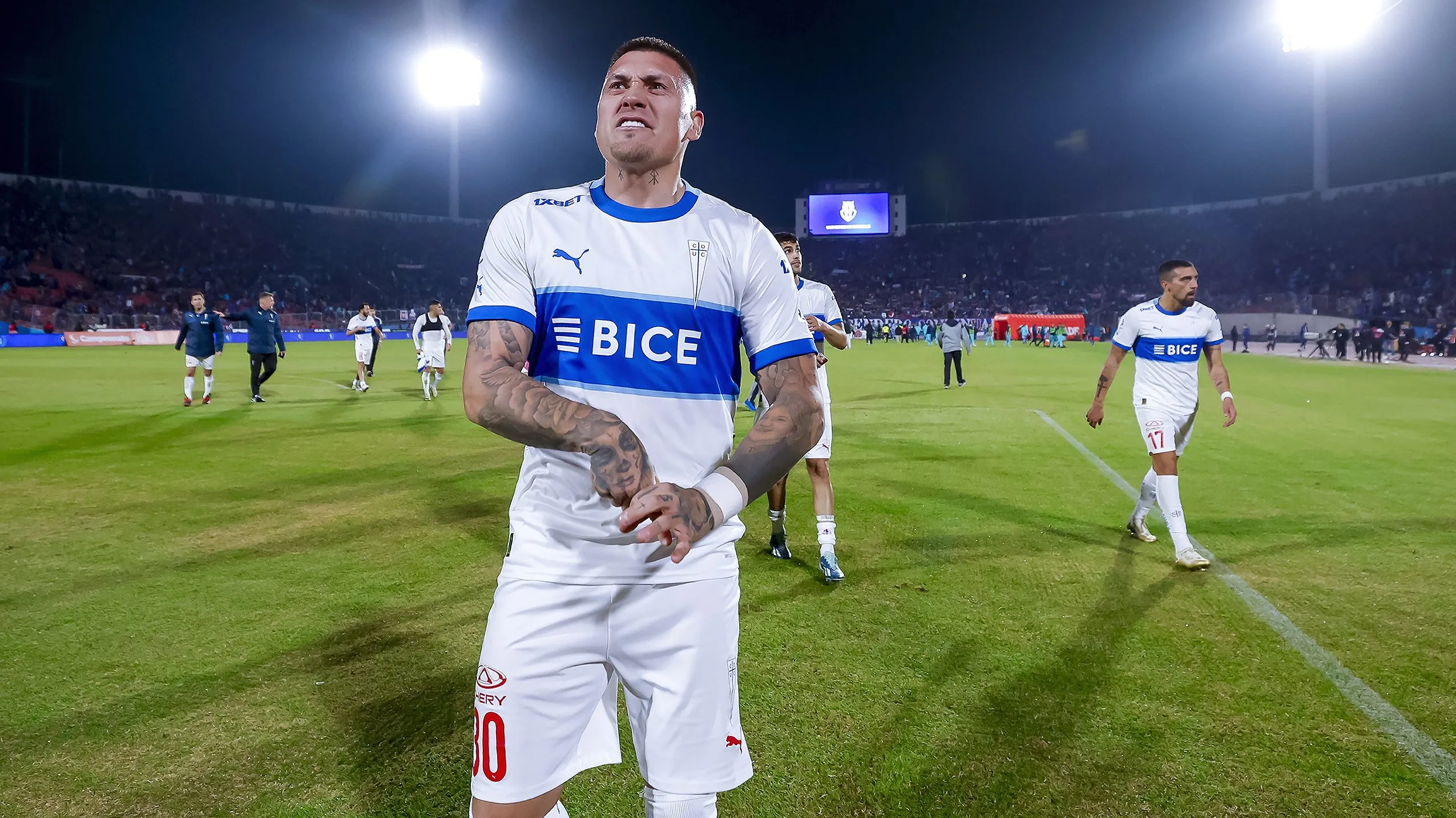 Nicolás Castillo se fue así de la cancha del Estadio Nacional tras el Clásico Universitario 198. (Pepe Alvujar/Photosport).