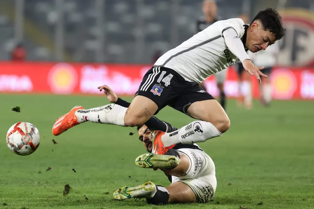 Cristián Zavala en uno de los tantos duelos ante Misael Dávila. (Karin Pozo/Photosport).