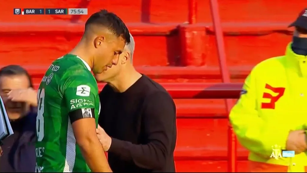 Así salió Iván Morales de la cancha. Recibió respaldo del DT de Sarmiento, Israel Damonte. (Captura).