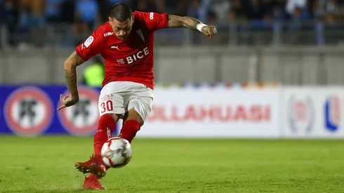 Nicolás Castillo se fue de Chile tras el escándalo que hizo en el Clásico Universitario.