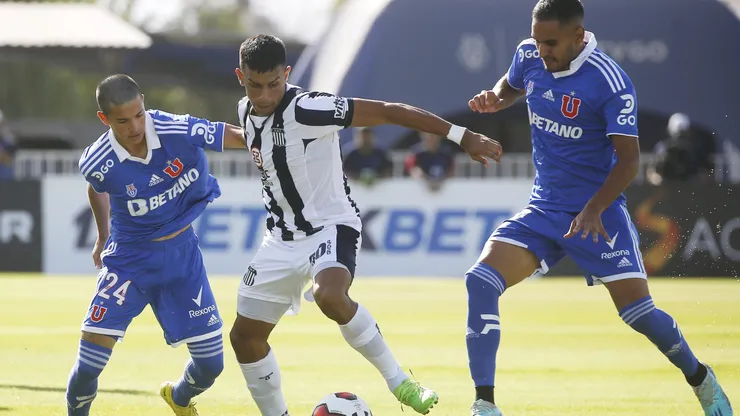 Ulises Ortegoza en un amistoso ante la U. de Chile en el Centro Deportivo Azul.