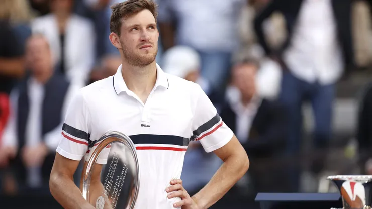 Nicolás Jarry con su galardón por la final de Roma.