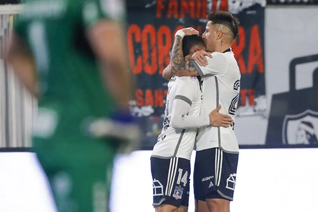 Paiva se abraza con el asistidor del 1-0 de Colo Colo: Cristián Zavala. (Jonnathan Oyarzun/Photosport).