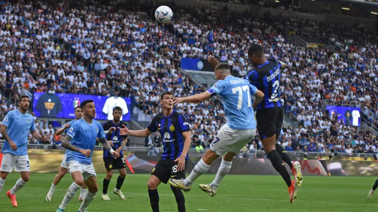 Denzel Dumfries marcó tras pase de Alexis.