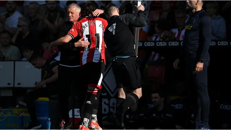 El último abrazo de Ben Brereton con el técnico de Sheffield United, Chris Wilder.