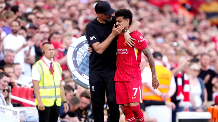 Jürgen Klopp abraza a Luis Díaz en su último partido con Liverpool.