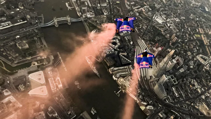Marco Fuerst y Marco Waltenspiel hicieron uno de los saltos más complejos de su carrera sobre el río Támesis en Londres.
