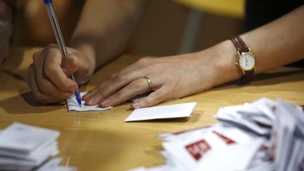 Vocal de mesa marcando un voto