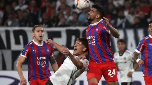 Cristian Javier Báez lucha un balón con Leonardo Gil. Su expulsión generó un lío grande en Cerro Porteño.