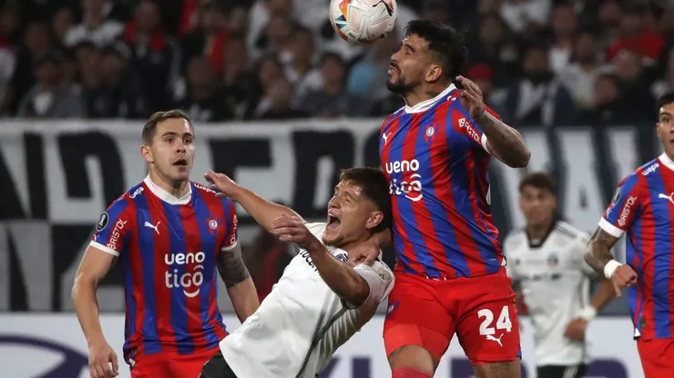 Cristian Javier Báez lucha un balón con Leonardo Gil. Su expulsión generó un lío grande en Cerro Porteño.