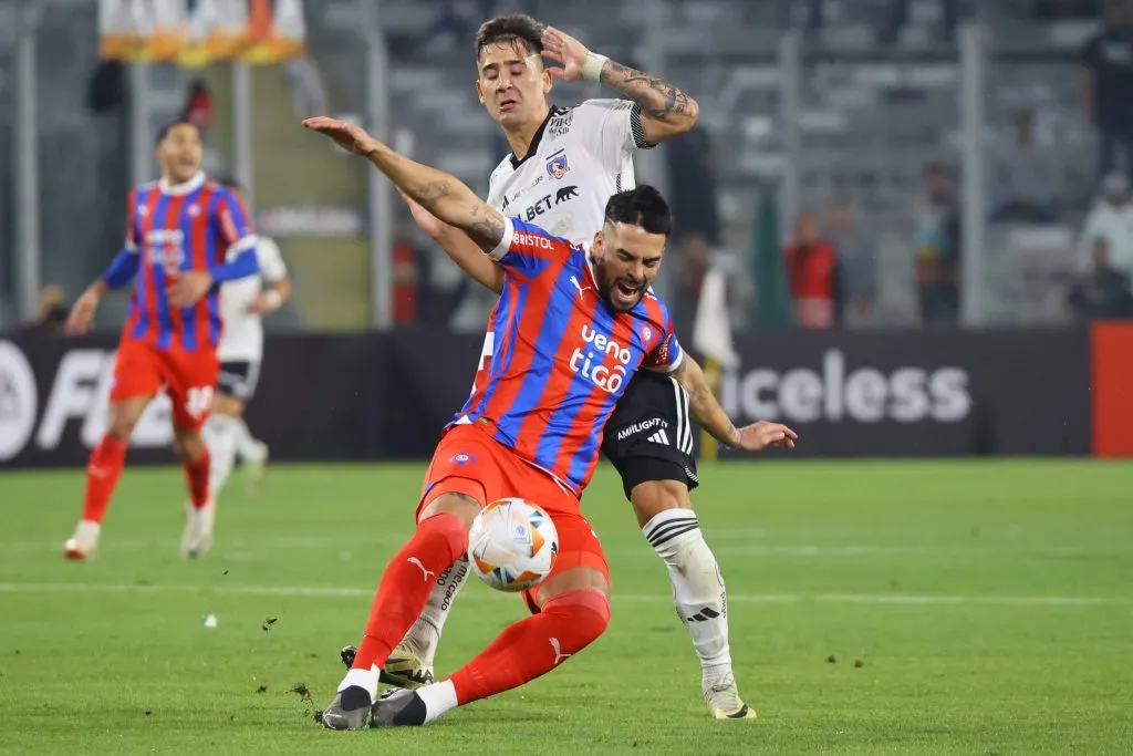 Javier Báez lucha una pelota con su compatriota, el paraguayo Guillermo Paiva. (Marcelo Hernández/Photosport).
