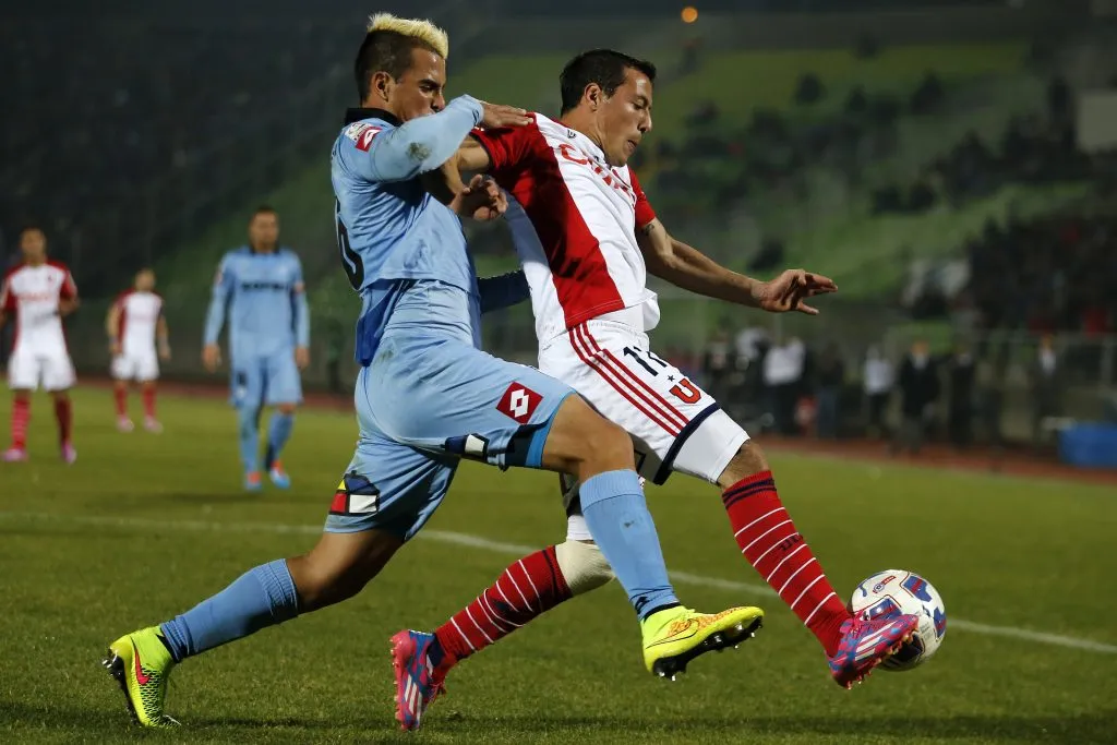 Cristian Báez en acción ante Universidad de Chile por Deportes Iquique. Acá lucha un balón con Sebastián Ubilla.  (Andrés Piña/Photosport).