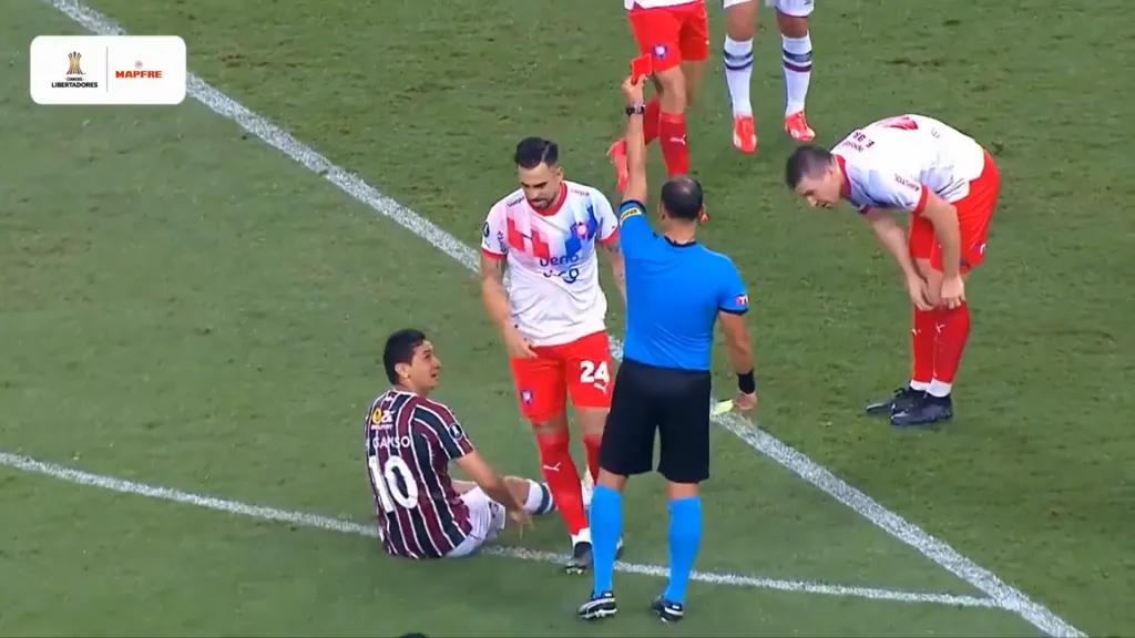 Darío Herrera expulsó a Javier Báez en la caída de Cerro Porteño ante el Flu. (Captura).