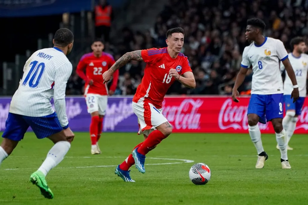 Rodrigo Echeverría en acción ante Francia. (Imago).
