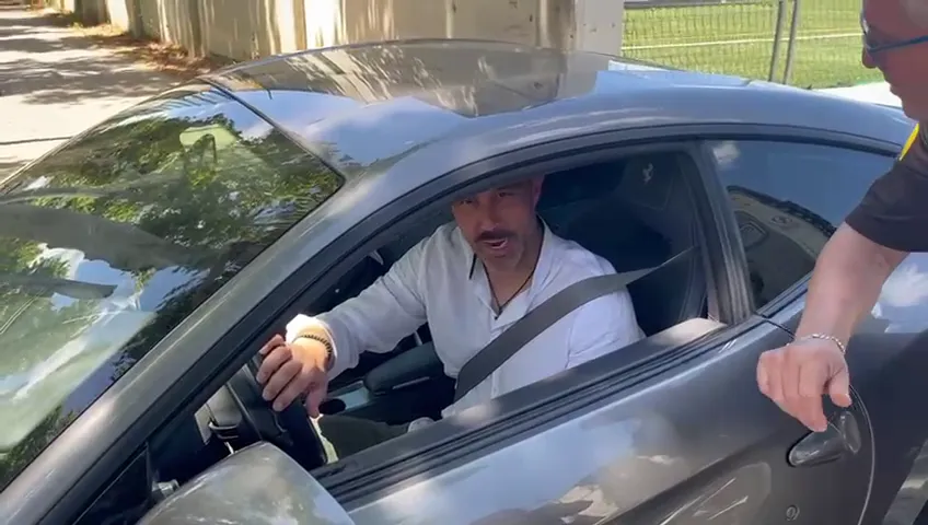 El guardia del Betis se acerca a recordar lo prometido. (Imágenes: Kenotrotamundos).