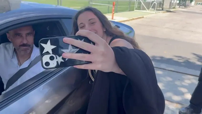 Una fanática que le agradeció a Claudio Bravo su paso por el Betis. (Imágenes: Kenotrotamundos).